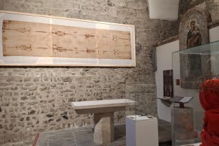 La réplique du fameux suaire de Turin (en haut à gauche) de l'exposition présentée dans la Basilique de Saint-Maurice